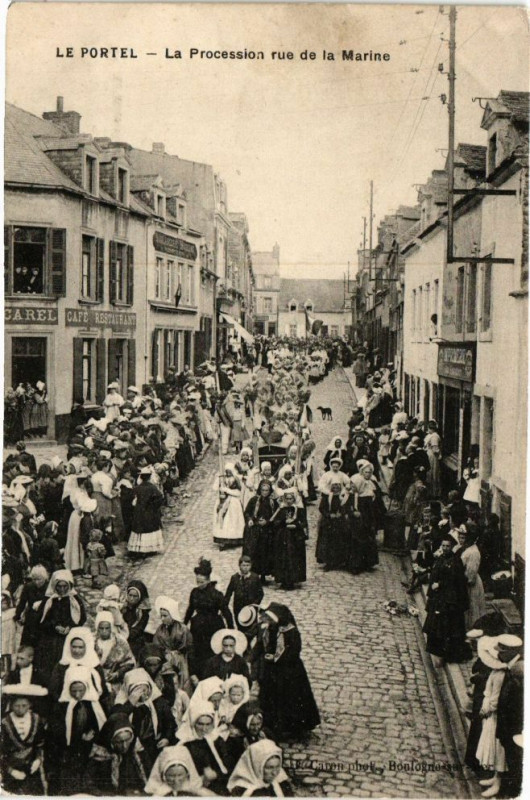 Carte postale ancienne Le Portel - La procession rue de la marine au Portel