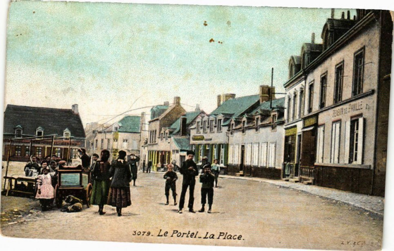 Carte postale ancienne Le Portel - lA Place au Portel
