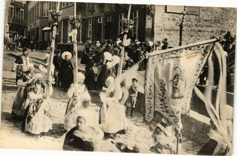 Carte postale ancienne Le Portel - Coremonie religieuses au Portel