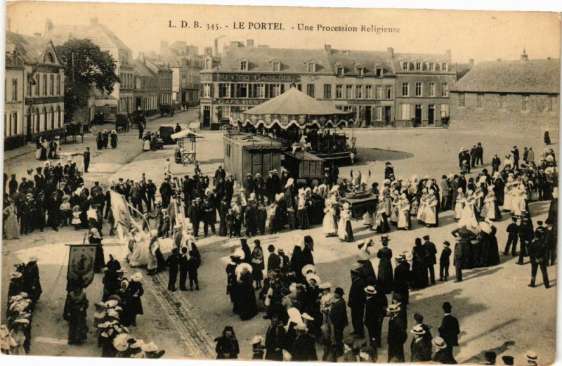 Carte postale ancienne Le Portel - une Processions Religieuse au Portel