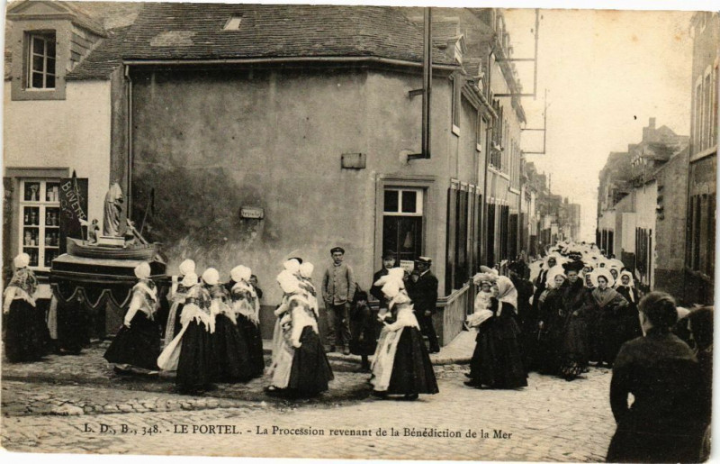 Carte postale ancienne Le Portel - La procession revenant de la benediction au Portel