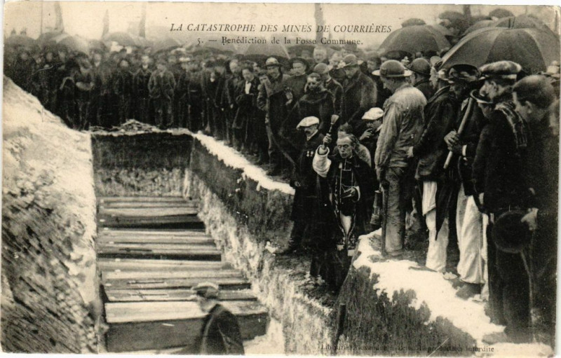 Carte postale ancienne La catastrophe des mines de Courrieres à Courrières