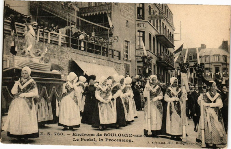Carte postale ancienne Environs de Boulogne - Le Portel La procession au Portel