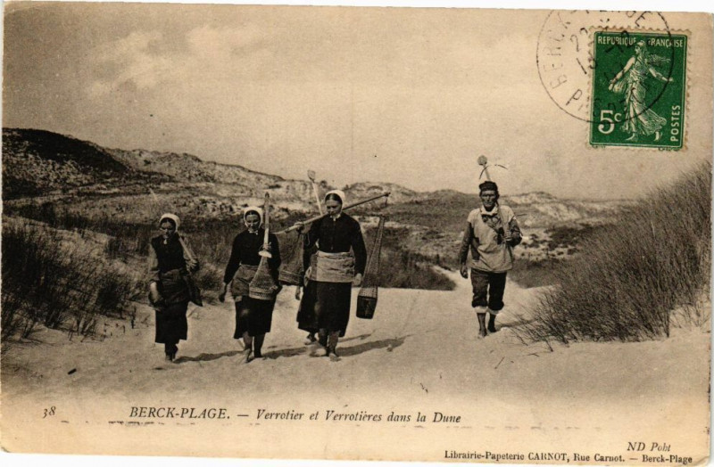 Carte postale ancienne Berck-Plage - Verrotier et Verrotéres dans la Dune à Berck