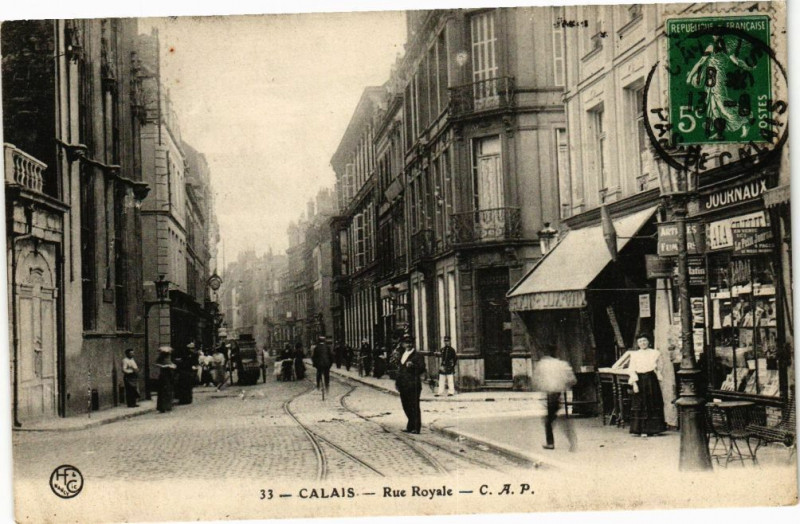 Carte postale ancienne Calais - Rue royale à Calais