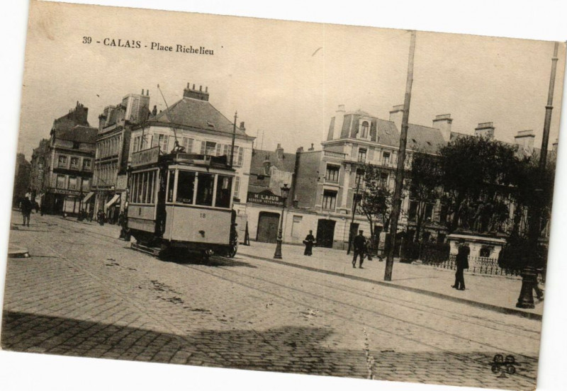Carte postale ancienne Calais - Place bichelieu à Calais