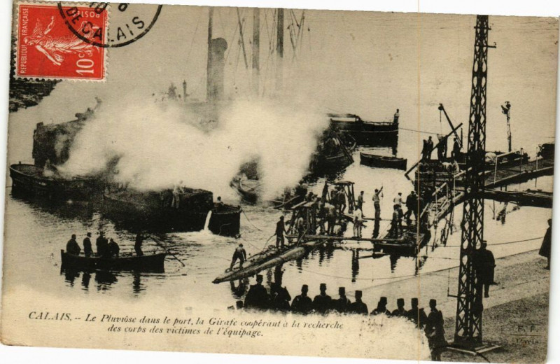 Carte postale ancienne Calais - Le pluviuse dans le port à Calais