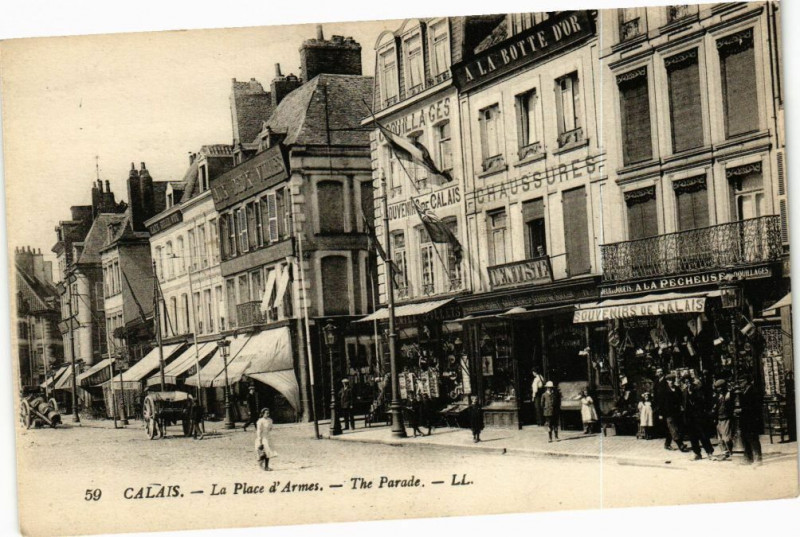 Carte postale ancienne Calais - La place d'armes - The parade à Calais