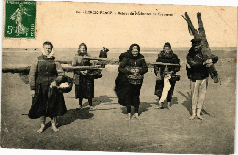 Carte postale ancienne Berck-Plage - Retour de Pécheuses de Crevettes à Berck
