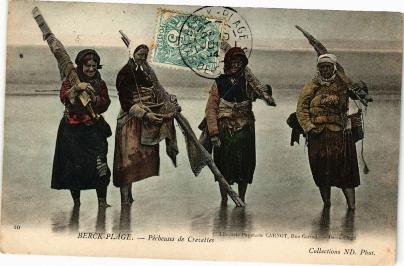 Carte postale ancienne Berck-Plage - Pécheuses de Crevettes à Berck