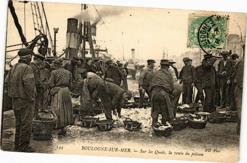 Carte postale ancienne Boulogne-sur-Mer - Sur les quais La vente du poisson à Boulogne-sur-Mer