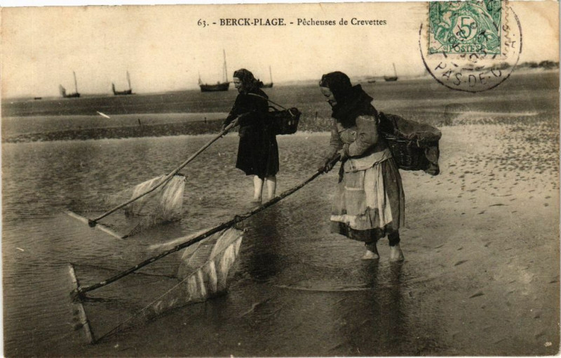 Carte postale ancienne Berck-Plage - Pécheuses de Crevettes à Berck
