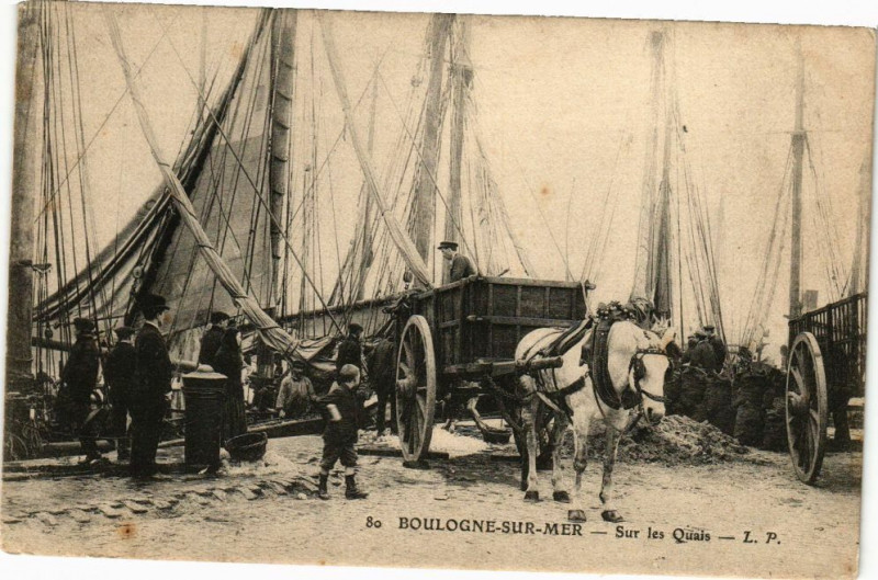 Carte postale ancienne Boulogne-sur-Mer - Sur les quais à Boulogne-sur-Mer