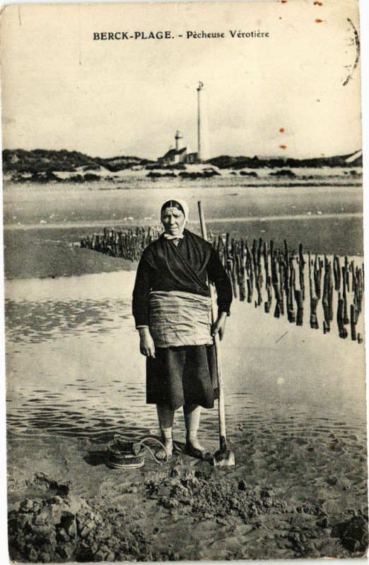 Carte postale ancienne Berck-Plage - Pécheuse Vérotiére à Berck