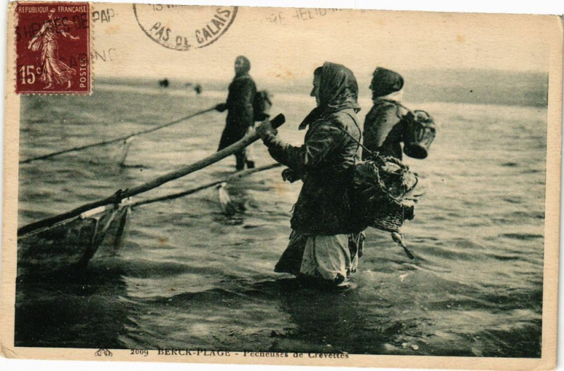 Carte postale ancienne Berck-Plage - Pécheuses de Crevettes à Berck