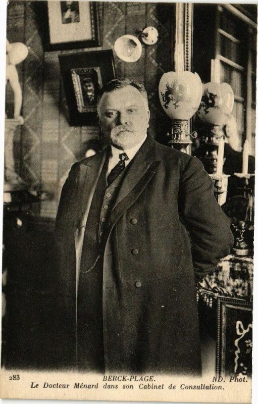 Carte postale ancienne Berck-Plage - Le Docteur Ménard dans son Cabinet de Consultation à Berck