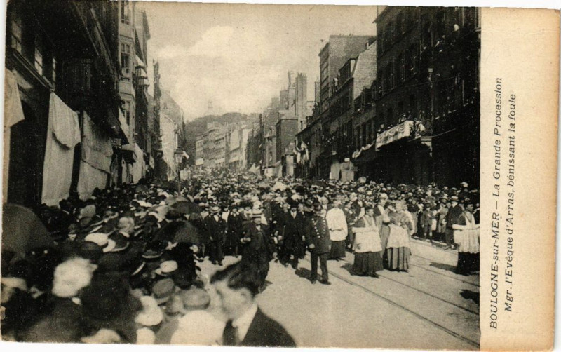 Carte postale ancienne Boulogne-sur-Mer - La Grande procession à Boulogne-sur-Mer
