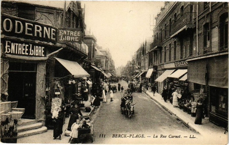 Carte postale ancienne Berck-Plage - La Rue Carnot à Berck