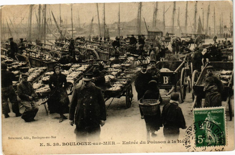 Carte postale ancienne Boulogne-sur-Mer - Entrée du poisson a al à Boulogne-sur-Mer