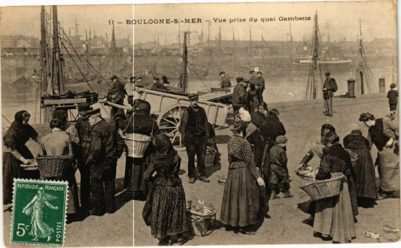 Carte postale ancienne Boulogne-sur-Mer - Vue prise du quai gambetta à Boulogne-sur-Mer