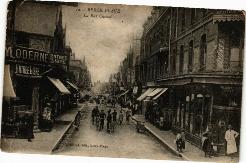 Carte postale ancienne Berck-Plage - La Rue Carnot à Berck