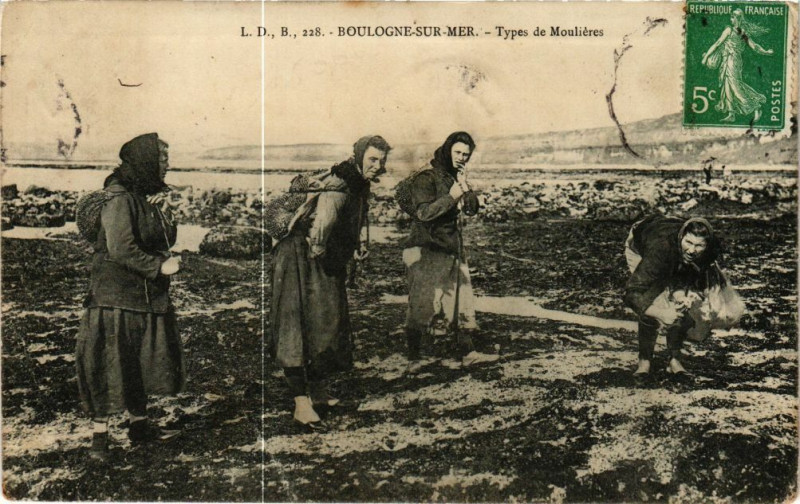 Carte postale ancienne Boulogne-sur-Mer - Types de moulieres à Boulogne-sur-Mer