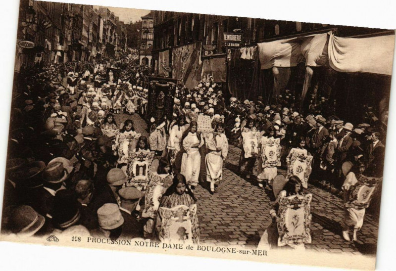 Carte postale ancienne Boulogne-sur-Mer - Procession notre dame De à Boulogne-sur-Mer