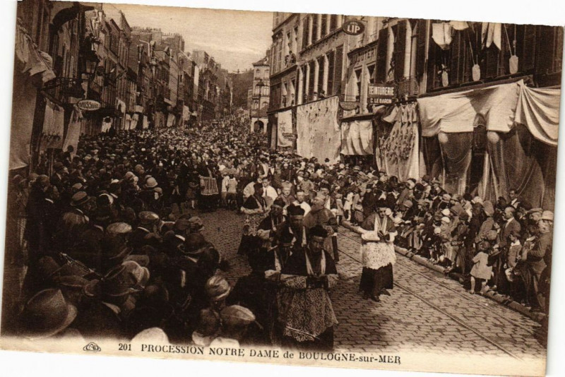Carte postale ancienne Boulogne-sur-Mer - Procession notre dame à Boulogne-sur-Mer