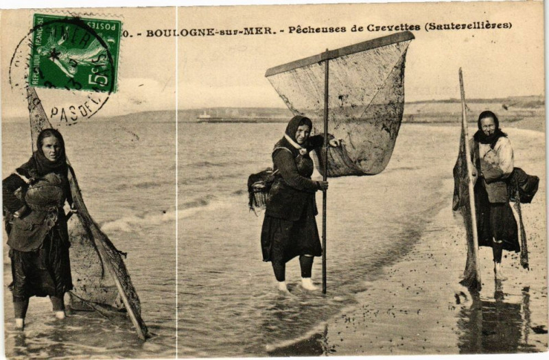 Carte postale ancienne Boulogne-sur-Mer - Pecheuses de crevettes à Boulogne-sur-Mer