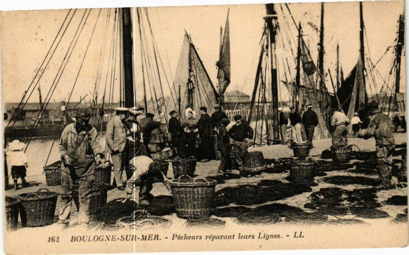 Carte postale ancienne Boulogne-sur-Mer - Pecheurs reparts leurs lignes à Boulogne-sur-Mer