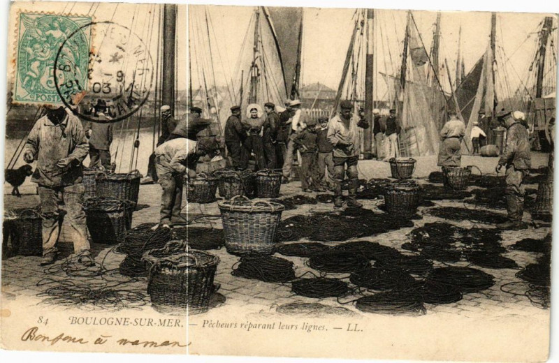 Carte postale ancienne Boulogne-sur-Mer - Pecheurs reparant leurs lignes à Boulogne-sur-Mer