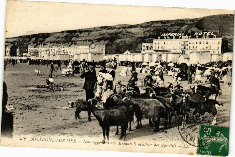 Carte postale ancienne Boulogne-sur-Mer - Nous apporons aux enfants à Boulogne-sur-Mer