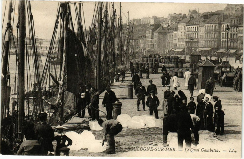 Carte postale ancienne Boulogne-sur-Mer - Le quai gambetta à Boulogne-sur-Mer