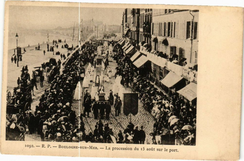 Carte postale ancienne Boulogne-sur-Mer - La procession du 15 aout sur le port à Boulogne-sur-Mer