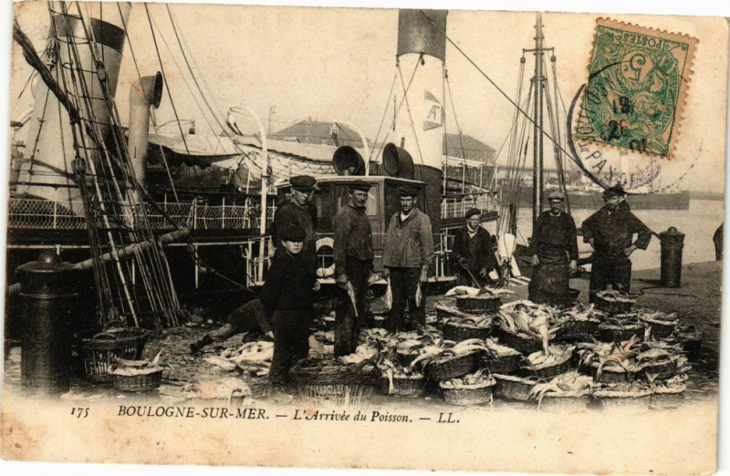 Carte postale ancienne Boulogne-sur-Mer - L'arrivee du poisson à Boulogne-sur-Mer
