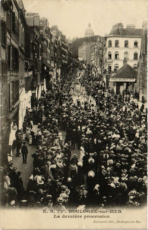 Carte postale ancienne Boulogne-sur-Mer - La derniere procession à Boulogne-sur-Mer