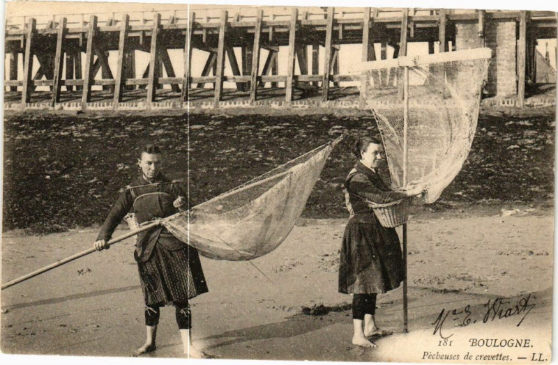 Carte postale ancienne Boulogne - Pecheuses de crevettes