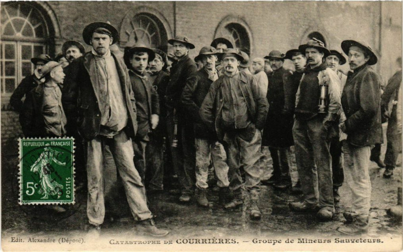 Carte postale ancienne Catastrophe de Courrieres - Groupe de mineurs sauveteurs à Courrières