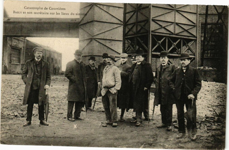 Carte postale ancienne Catastrophe de Courrieres - Basly et son secretaire sur les liex à Courrières