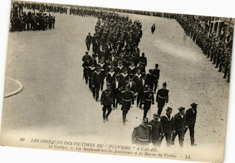Carte postale ancienne Calais - Led obseques des victimes du à Calais