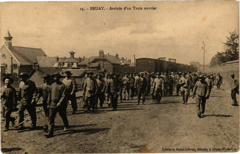 Carte postale ancienne Bruay - Arrive d'un train ouvrier