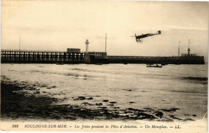 Carte postale ancienne Boulogne-sur-Mer - Les jetees pendant les fetes à Boulogne-sur-Mer