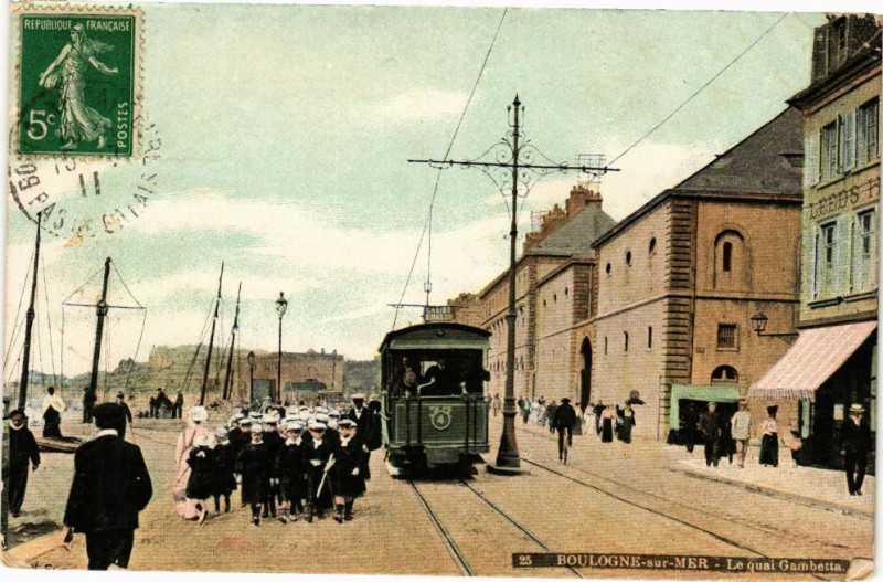 Carte postale ancienne Boulogne-sur-Mer - Le quai gambetta à Boulogne-sur-Mer