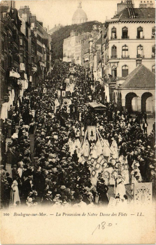 Carte postale ancienne Boulogne-sur-Mer - La Procession de notre dame à Boulogne-sur-Mer