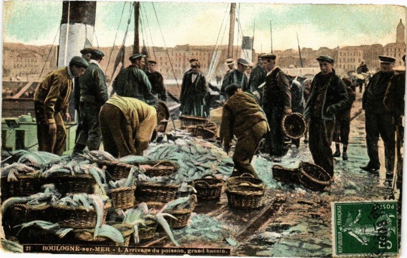Carte postale ancienne Boulogne-sur-Mer - L'arrivage du poisson grand bassin à Boulogne-sur-Mer