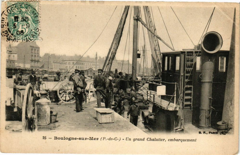 Carte postale ancienne Boulogne-sur-Mer - Un ground chalutier à Boulogne-sur-Mer