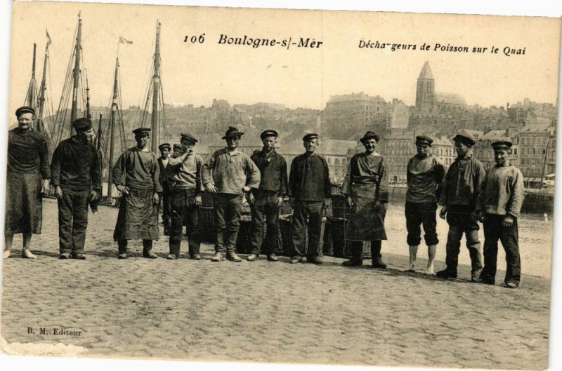 Carte postale ancienne Boulogne-sur-Mer - Decha geurs poisson sur le quai à Boulogne-sur-Mer