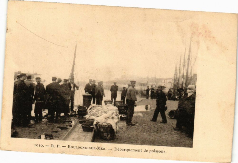 Carte postale ancienne Boulogne-sur-Mer - Debarquement de poissons à Boulogne-sur-Mer