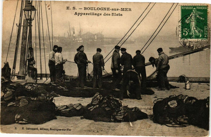 Carte postale ancienne Boulogne-sur-Mer - Appareillage des filets à Boulogne-sur-Mer