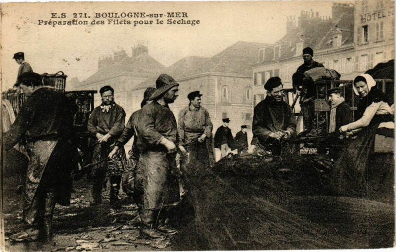 Carte postale ancienne Boulogne-sur-Mer - Preparation des filets pour le sechage à Boulogne-sur-Mer